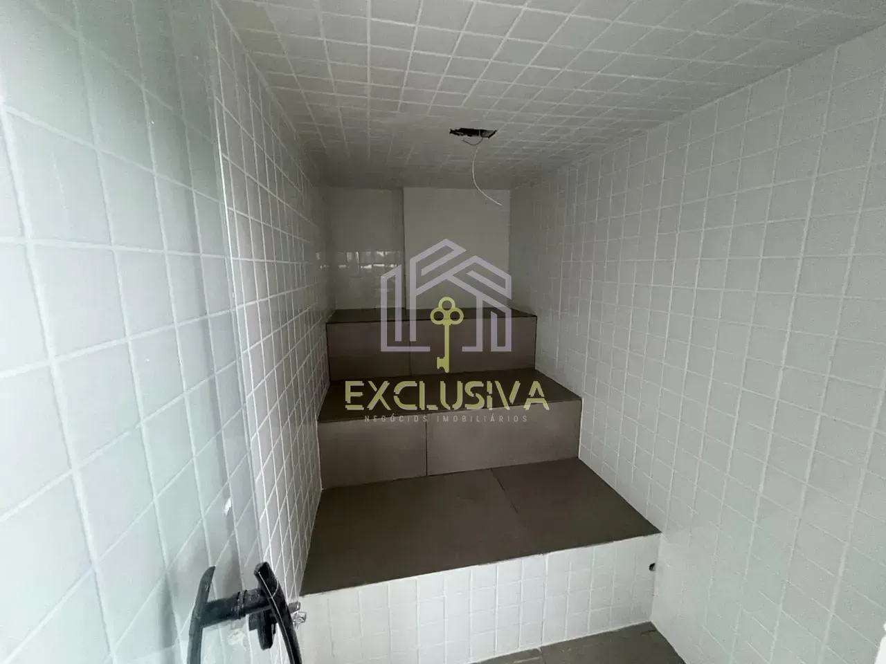 Невмебльований триповерховий будинок з 8 спальнями — photo 32