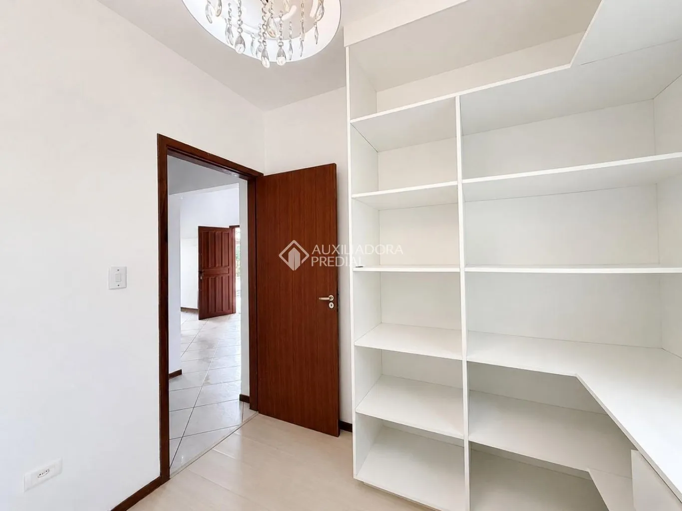Casa de 3 dormitorios con cocina cerrada y cocina a gas — photo 16