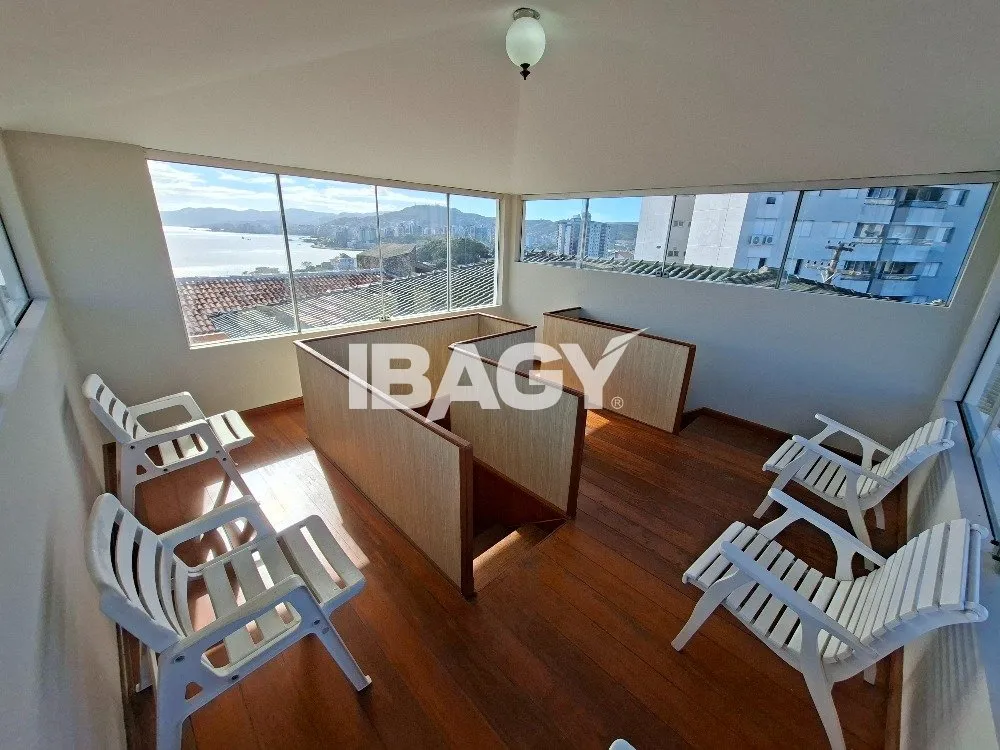 Furnished 2-bedroom apartment with balcony and kitchen