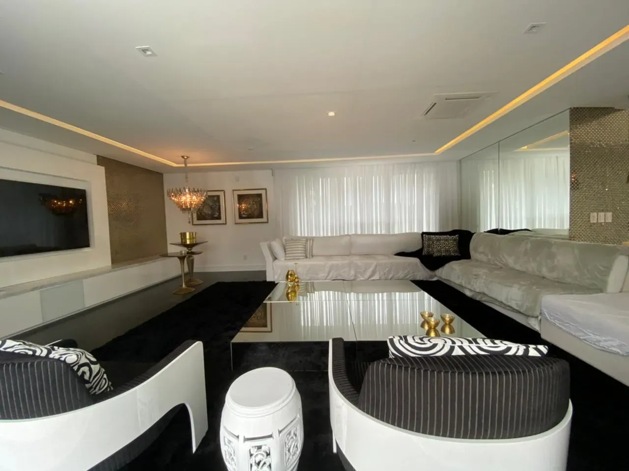 Furnished house with 5 bedrooms and balcony grill