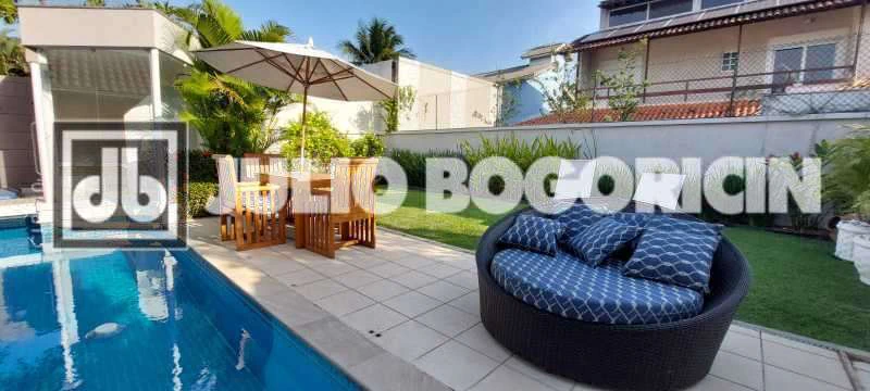 Furnished 324 m² house with 5 bedrooms and 6 bathrooms — photo 17
