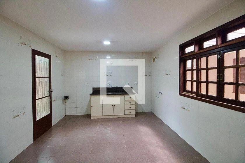 4-bedroom house with wood or laminate floors in Curitiba — photo 28