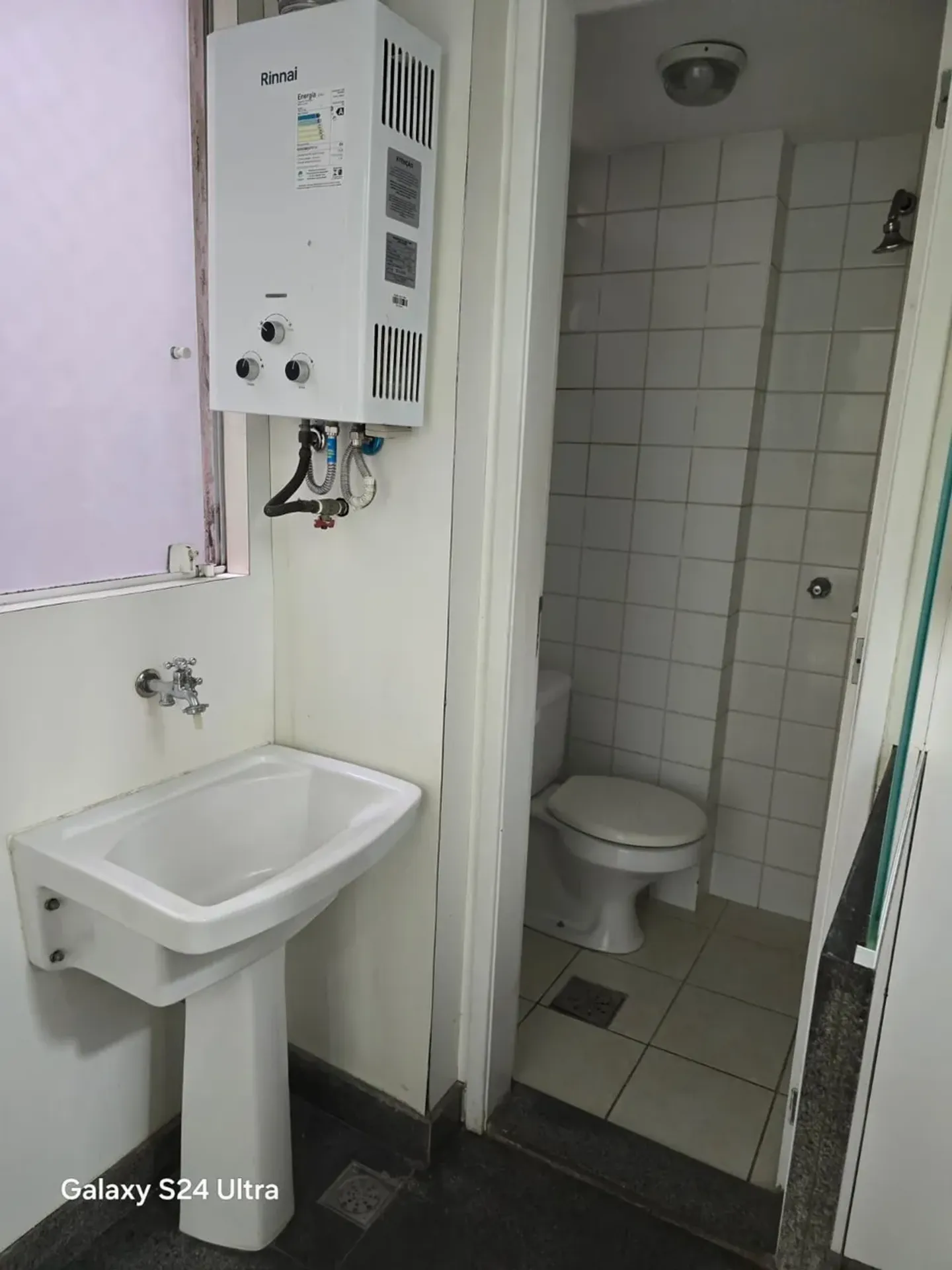 101 m² apartment with a bathtub and a glass-enclosed balcony — photo 12