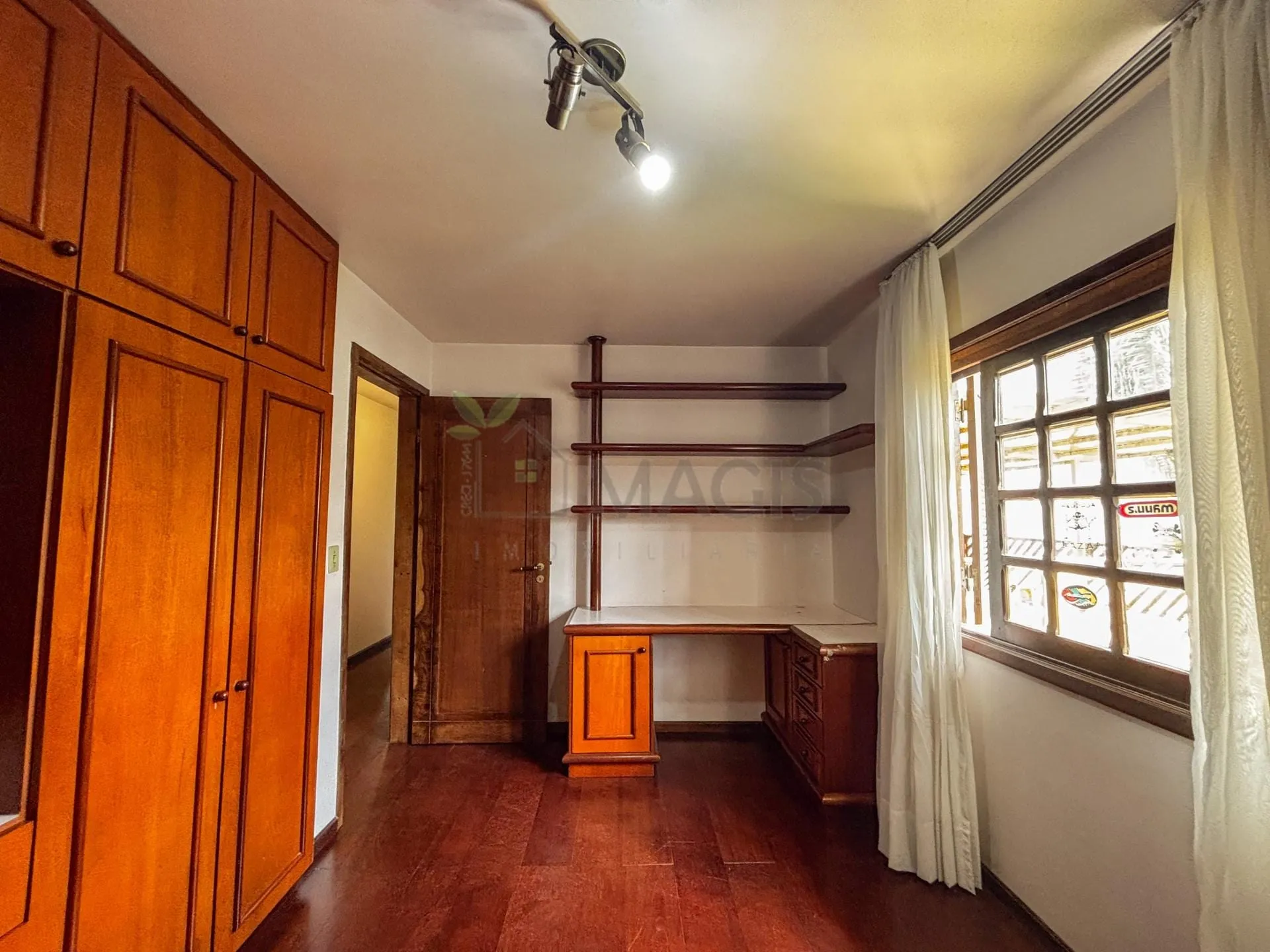 House with 5 bedrooms and 13 parking spaces across 2 floors — photo 26