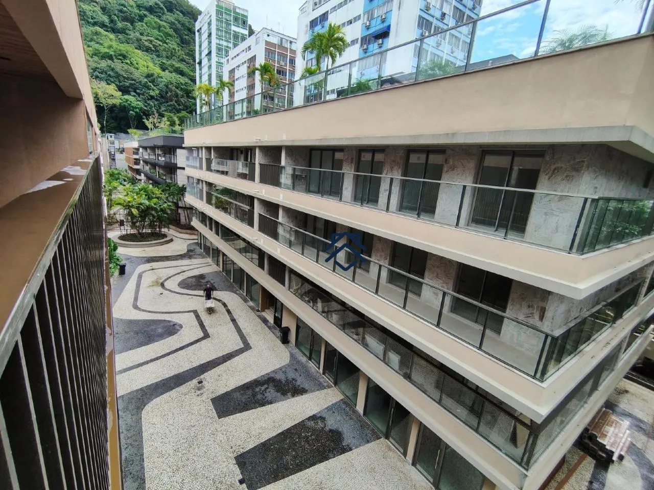2-bedroom apartment with a mountain view — photo 4