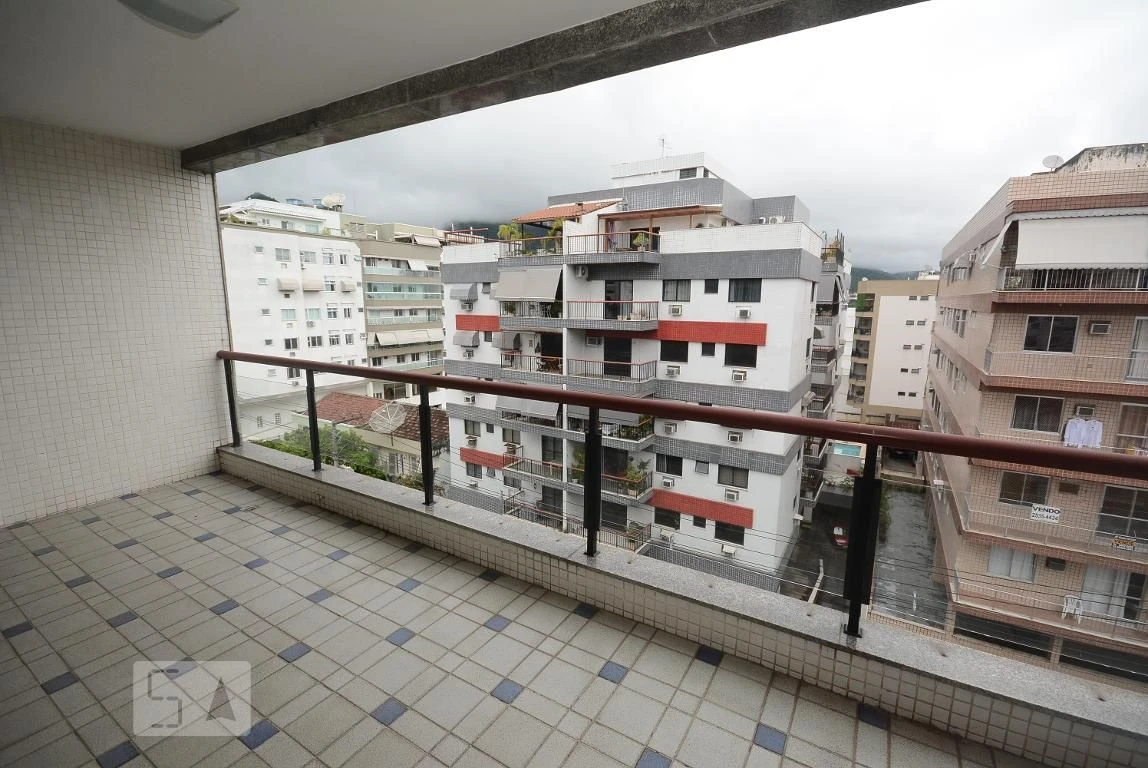 4-bedroom apartment in a building with a pool — photo 2