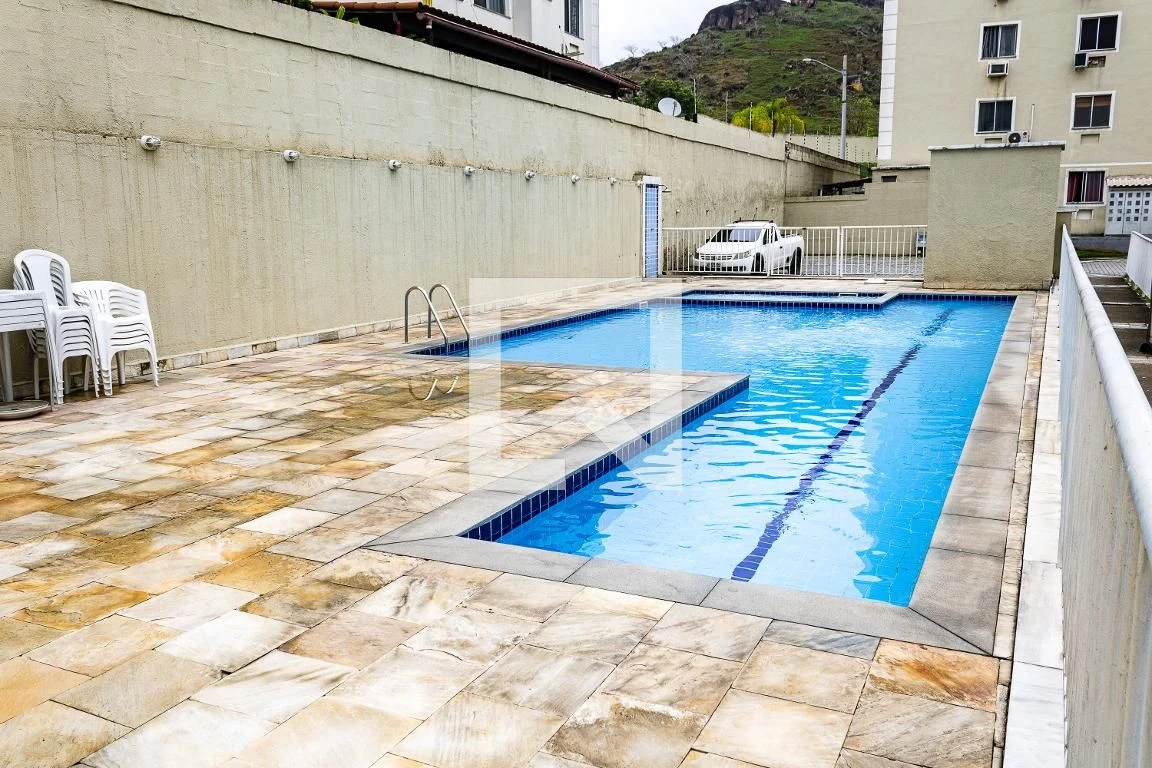 Apartamento com piso de cerâmica, 2 quartos e 1 vaga