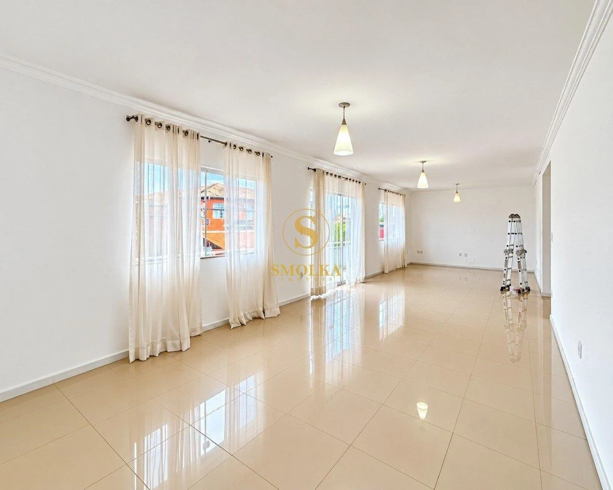 House, 200 m², with a walk-in closet