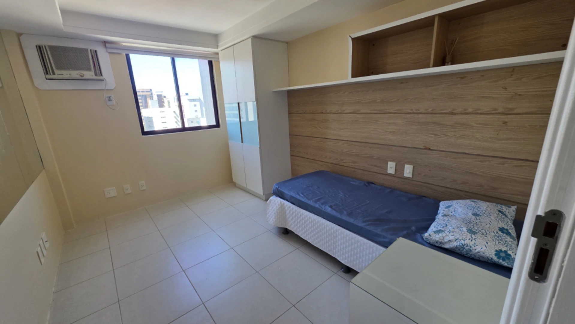 2-bedroom apartment in a building with a gym — photo 4