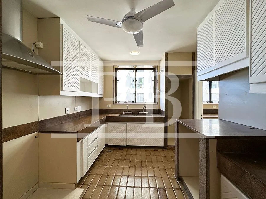 Квартира з 4 спальнями та балконом 410 м² — photo 36