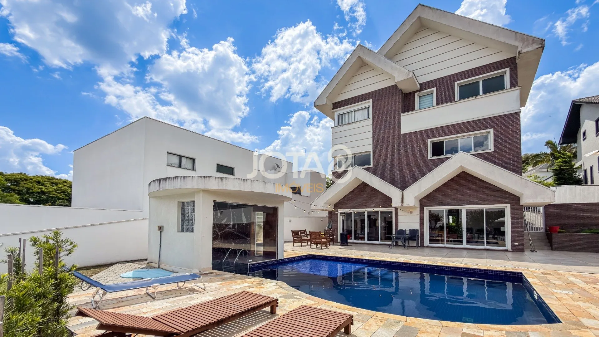 House with 3 en-suite bedrooms and private BBQ