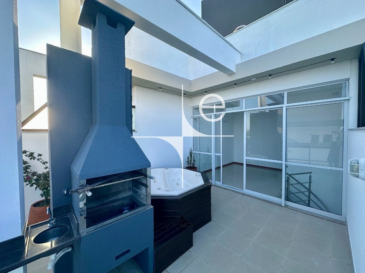 Walk-in closet in a 2-bedroom apartment, 98 m² — photo 4