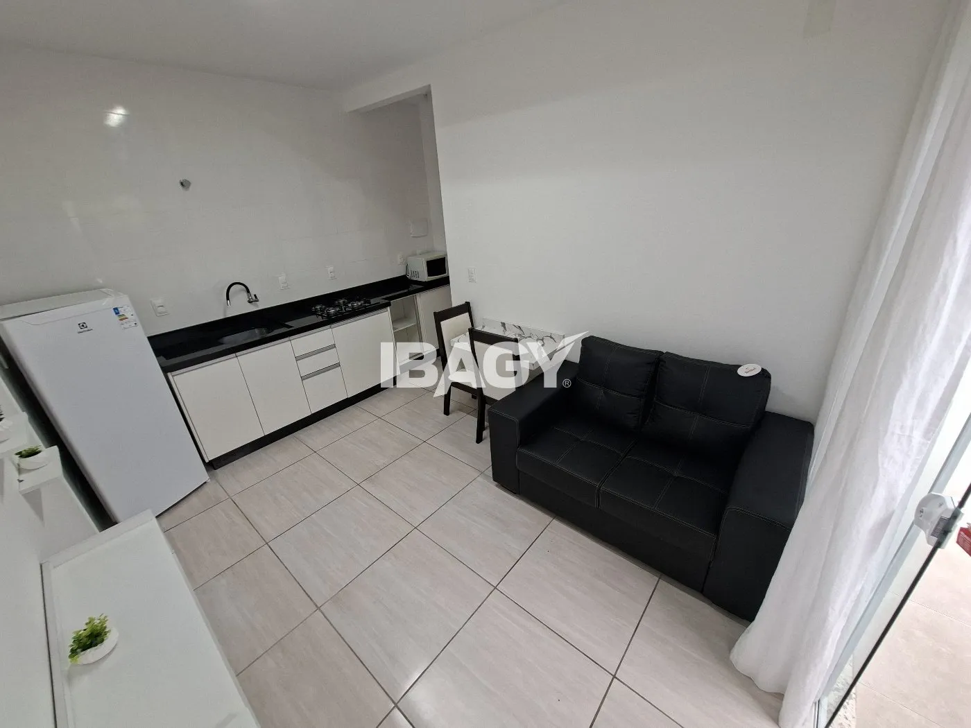 One-bedroom apartment with a washing machine