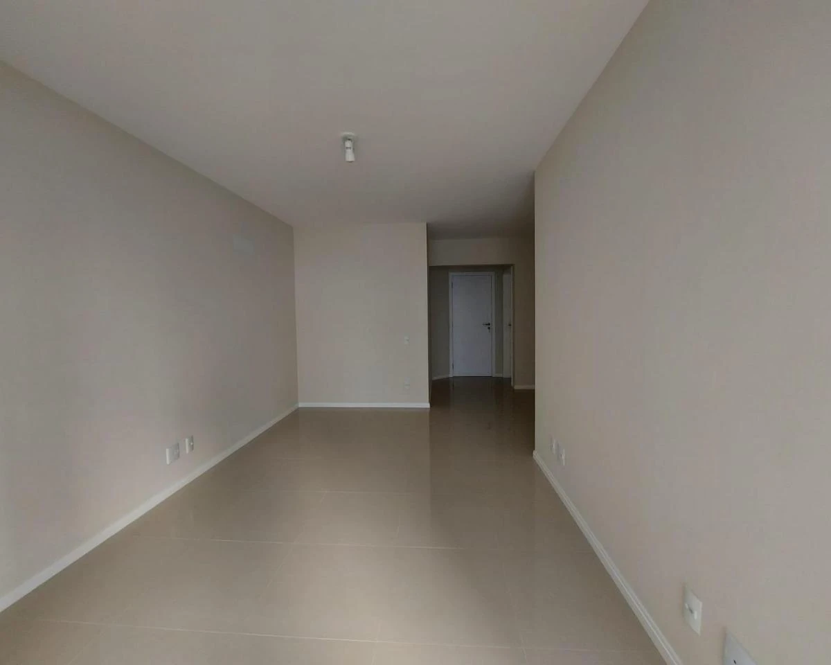 Balcony with a grill in a 3-bedroom apartment, 93 m² — photo 10