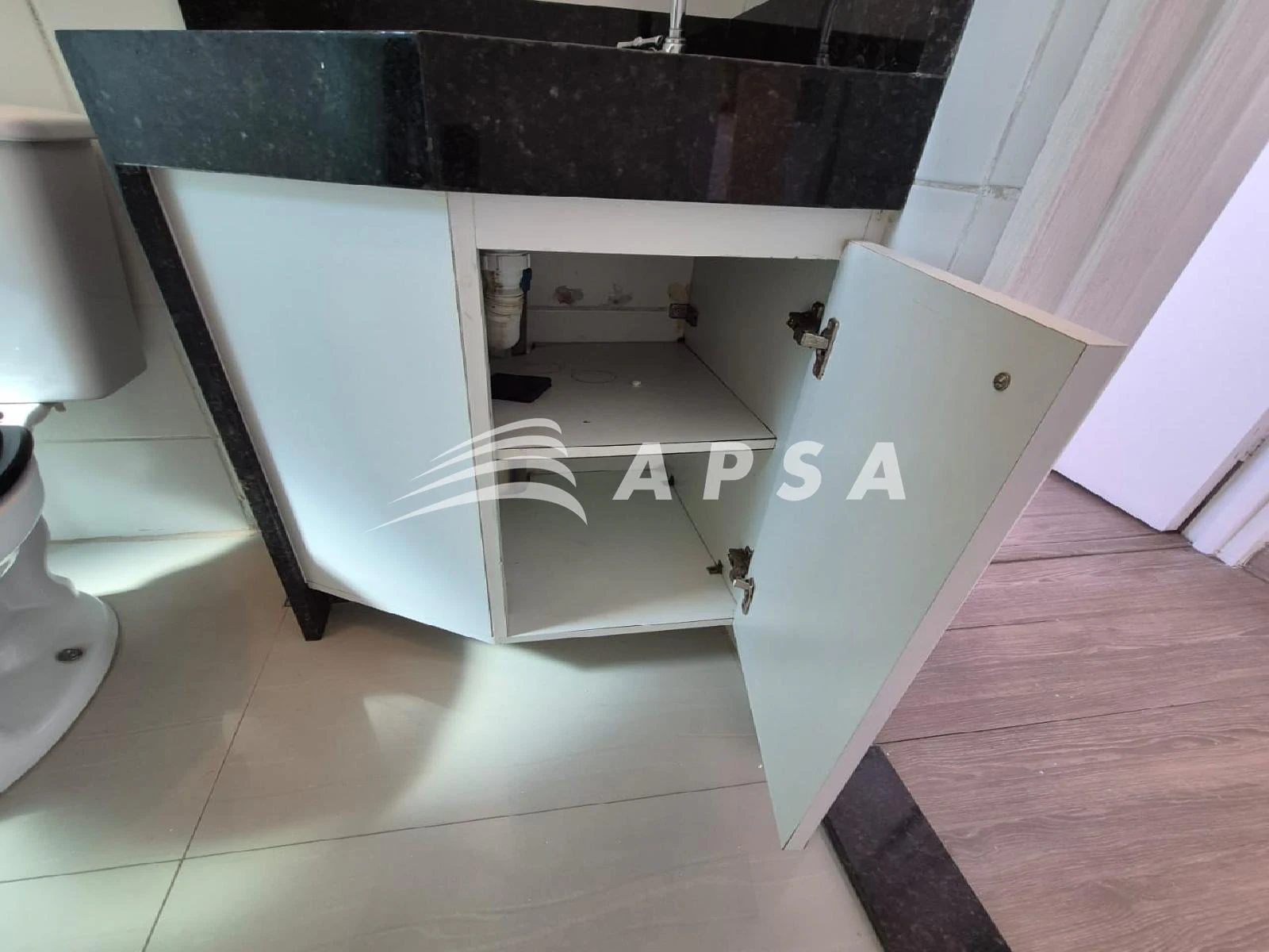 Apartamento de 2 quartos com piso de madeira ou laminado — photo 23