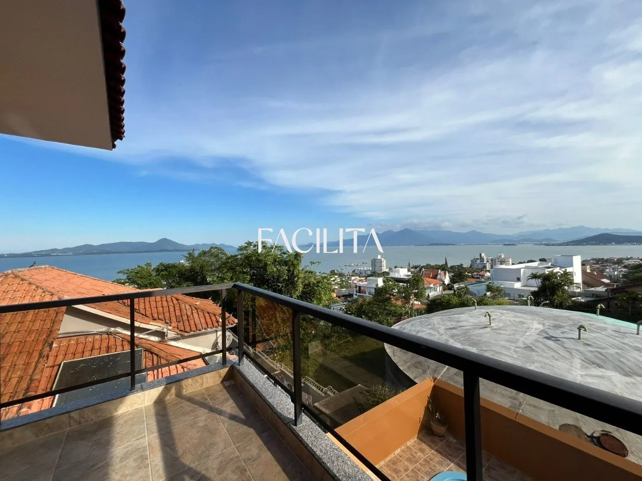 Furnished 456 m² house with 3 en-suite bedrooms and pool