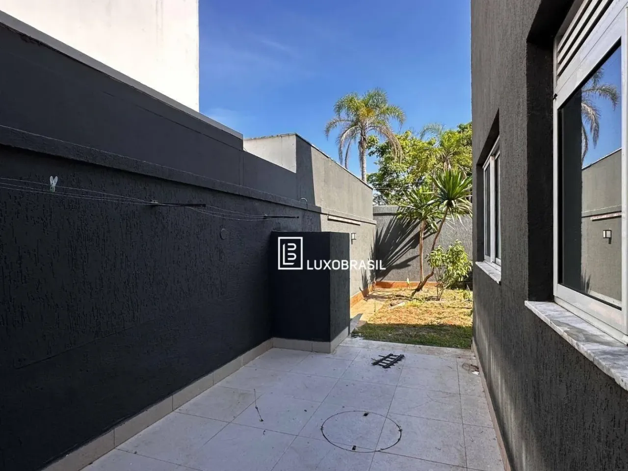 Unfurnished house with fitted kitchen and balcony — photo 2