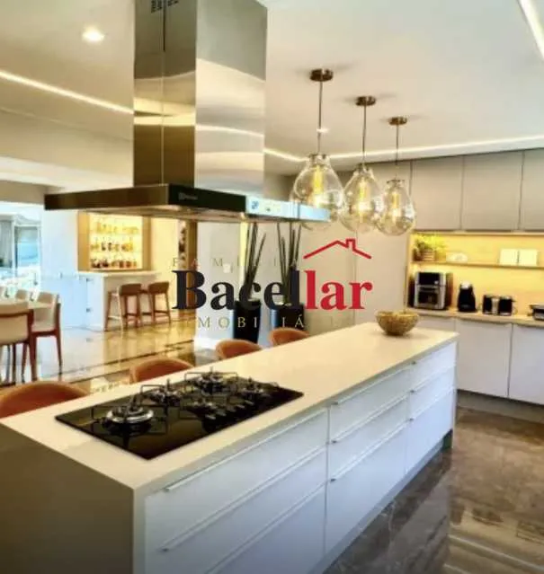 Floor-to-ceiling windows in a 5-bedroom house, 768 m² — photo 2
