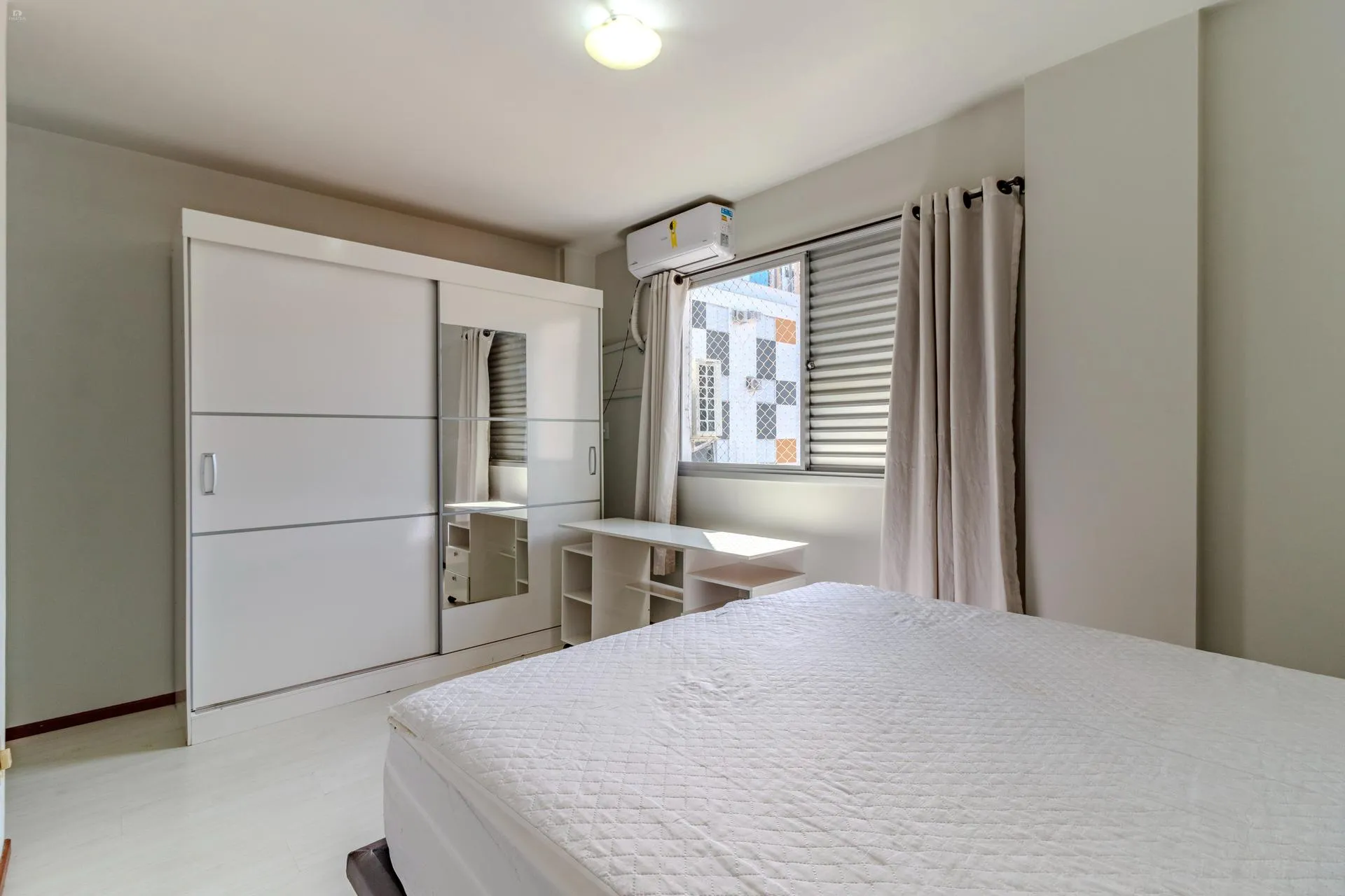 Balcony with a grill in a 2-bedroom apartment, 60 m² — photo 6