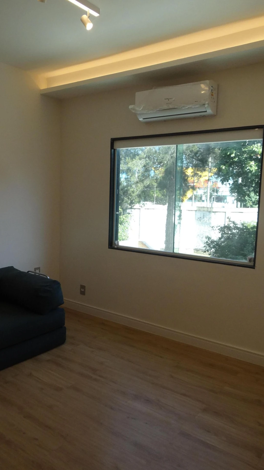 Casa de 384 m² com janelas do piso ao teto e varanda gourmet — photo 15