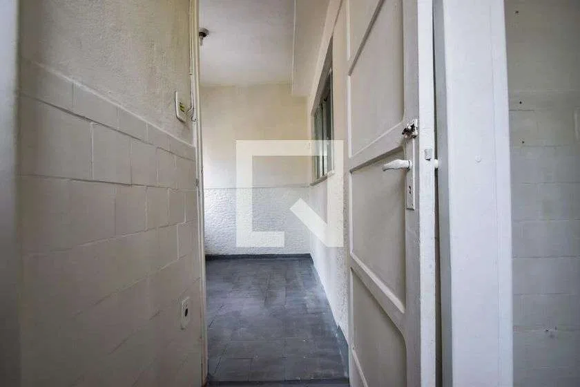 Wood or laminate floors in a one-bedroom apartment, 42 m² — photo 24