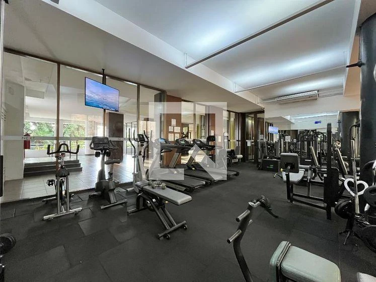 One-bedroom apartment in a building with a gym — photo 7