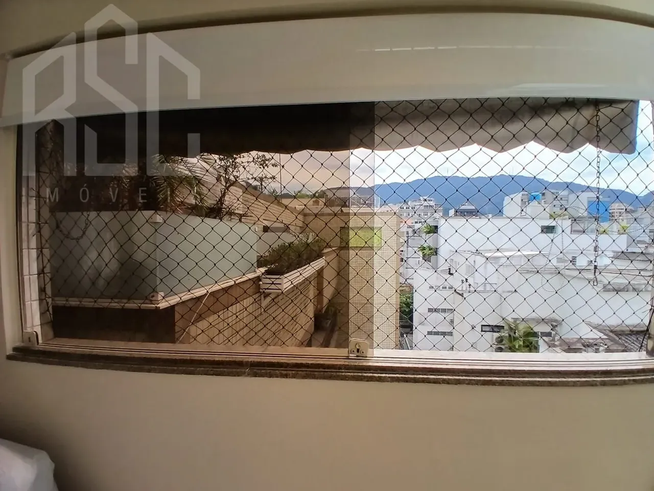 Balcony with a grill in a 2-bedroom apartment, 153 m² — photo 54