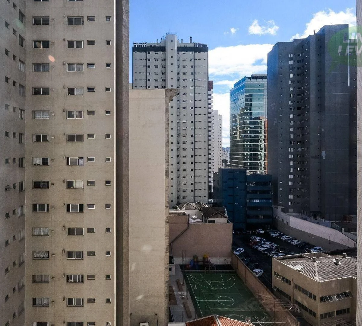 One-bedroom apartment in a building with a coworking space — photo 34