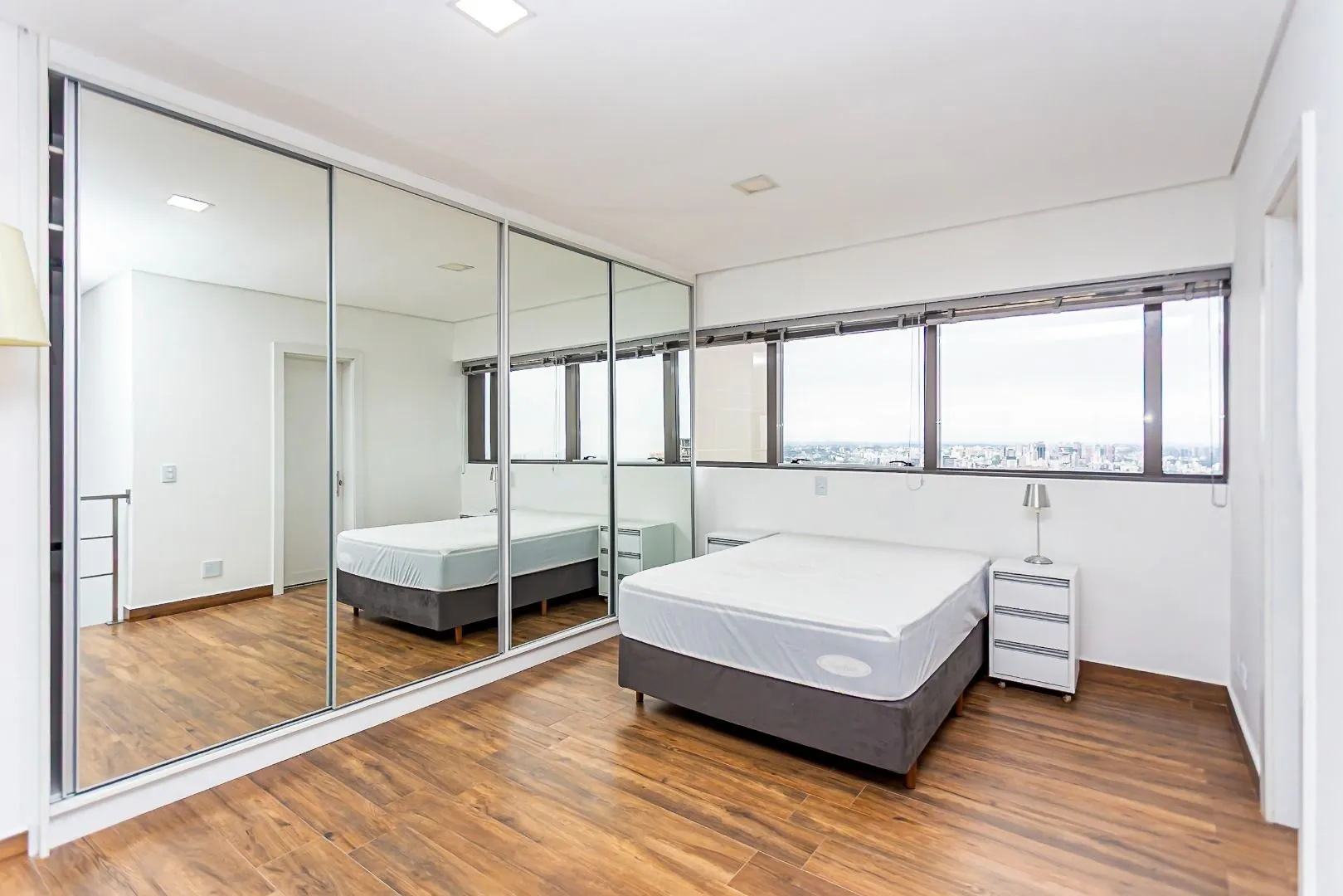 78 m² apartment with floor-to-ceiling windows and a bathtub — photo 3