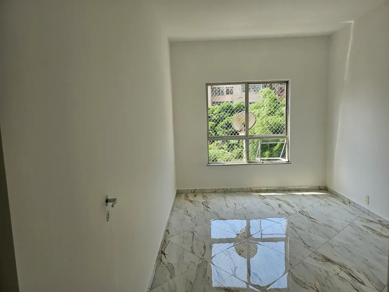 Unfurnished 2-bedroom apartment with a city view — photo 7