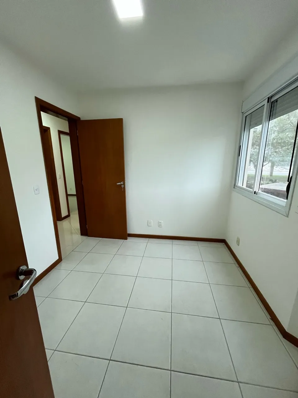 4-bedroom apartment in a building with a pool — photo 7