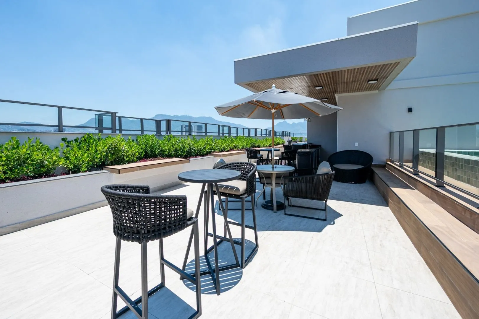 Furnished 30 m² apartment with glass balcony — photo 11