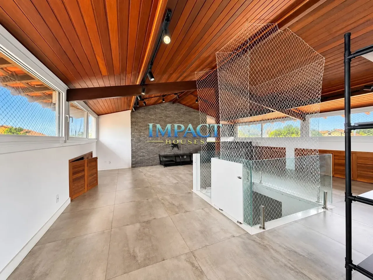 4-bedroom house with a walk-in closet — photo 20