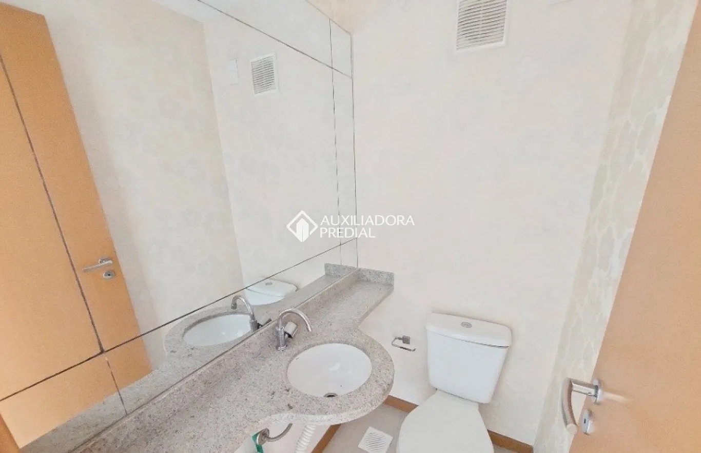 Apartment with open-plan kitchen and private garden — photo 3