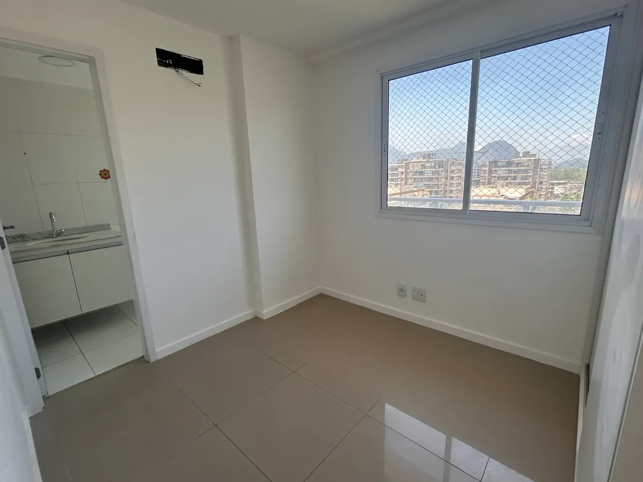 3-bedroom apartment with a mountain view in Rio de Janeiro — photo 18