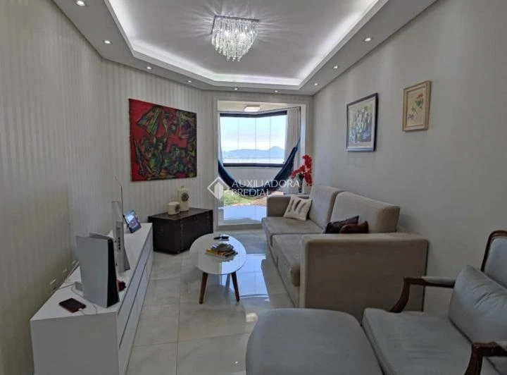 3-bedroom apartment with enclosed glass balcony — photo 2