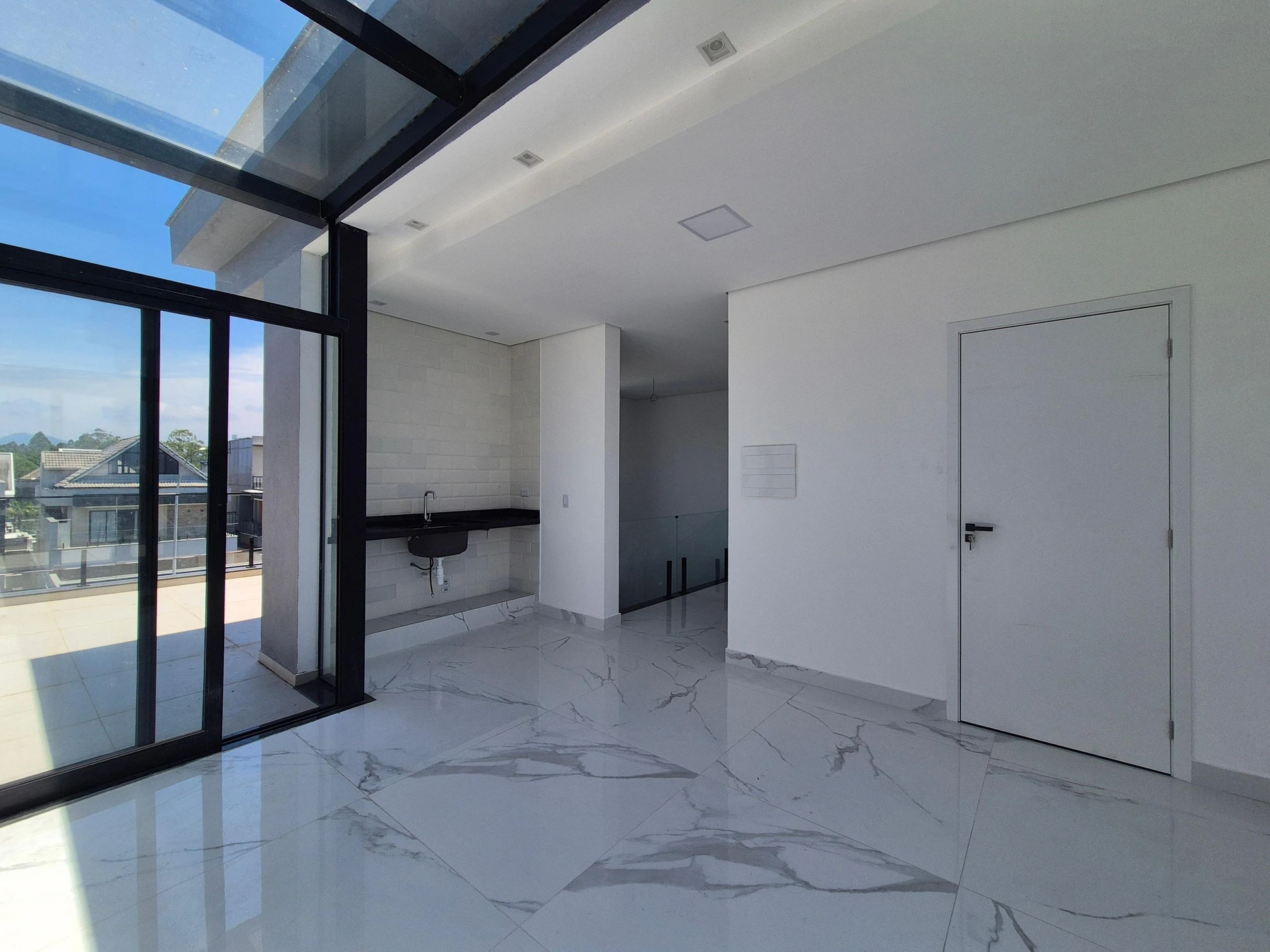 Ventanales de piso a techo y 5 dormitorios: casa de 403 m² — photo 14