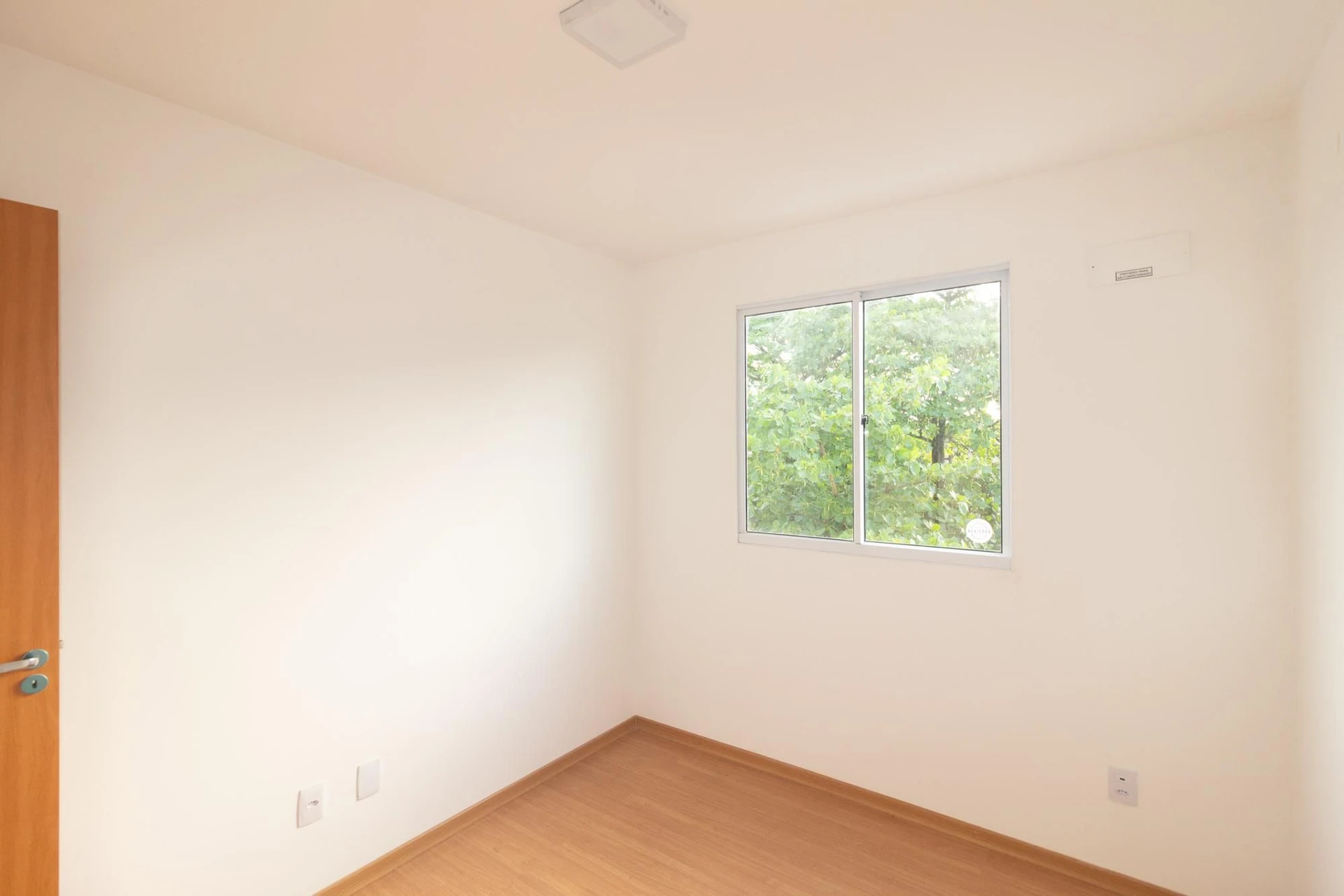 Unfurnished apartment with 2 bedrooms and laundry area — photo 13