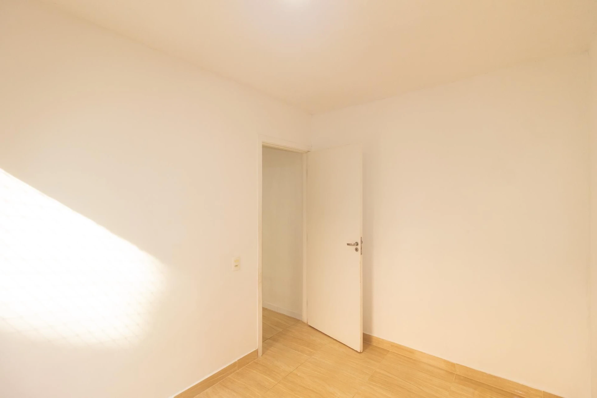 Unfurnished 2-bedroom apartment with 1 parking space — photo 37