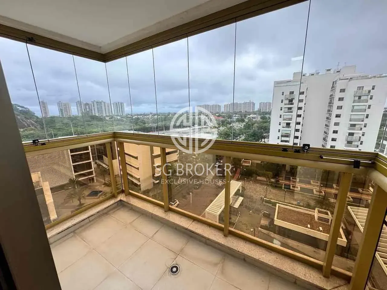 Apartment with views of the city and mountains — photo 31