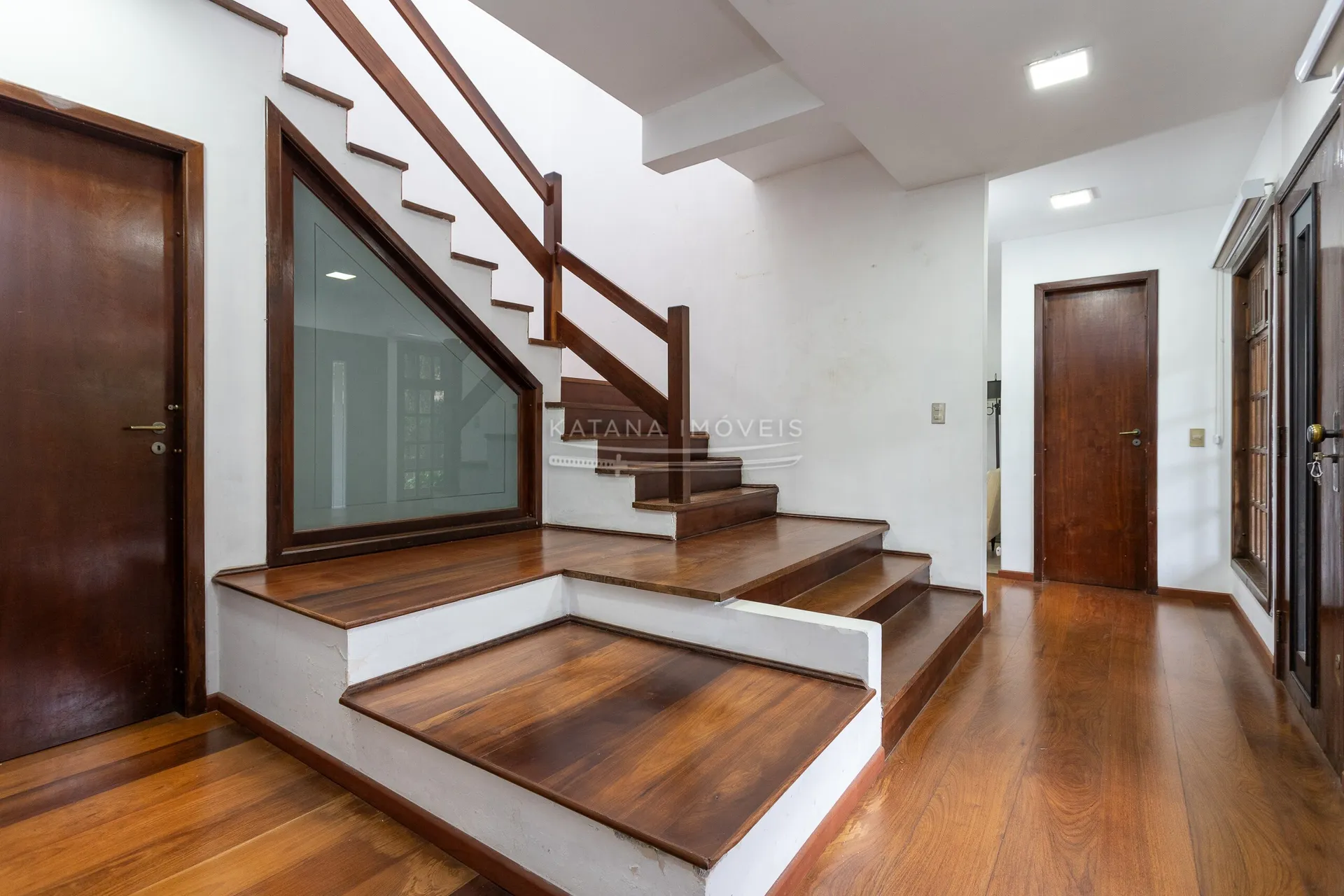 House with a closed kitchen and gas stove, 4 bedrooms — photo 13