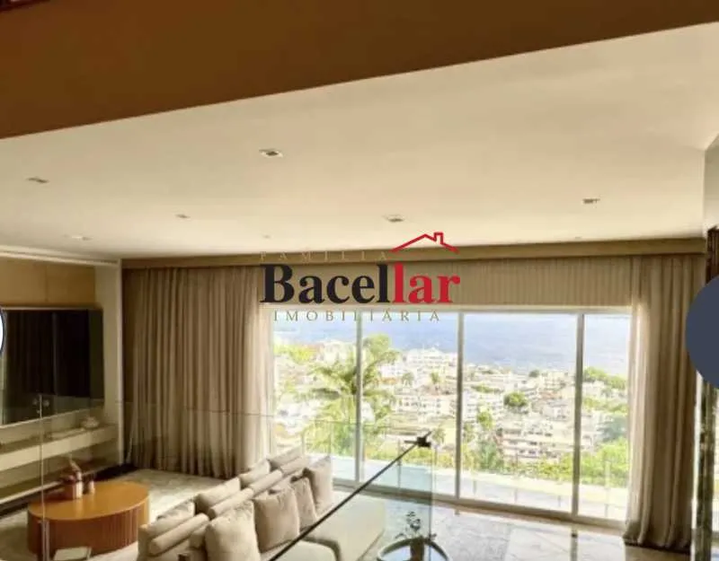 Floor-to-ceiling windows in a 5-bedroom house, 768 m² — photo 9