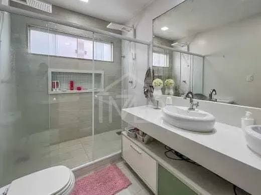 4 quartos e piscina privativa: casa de 310 m²