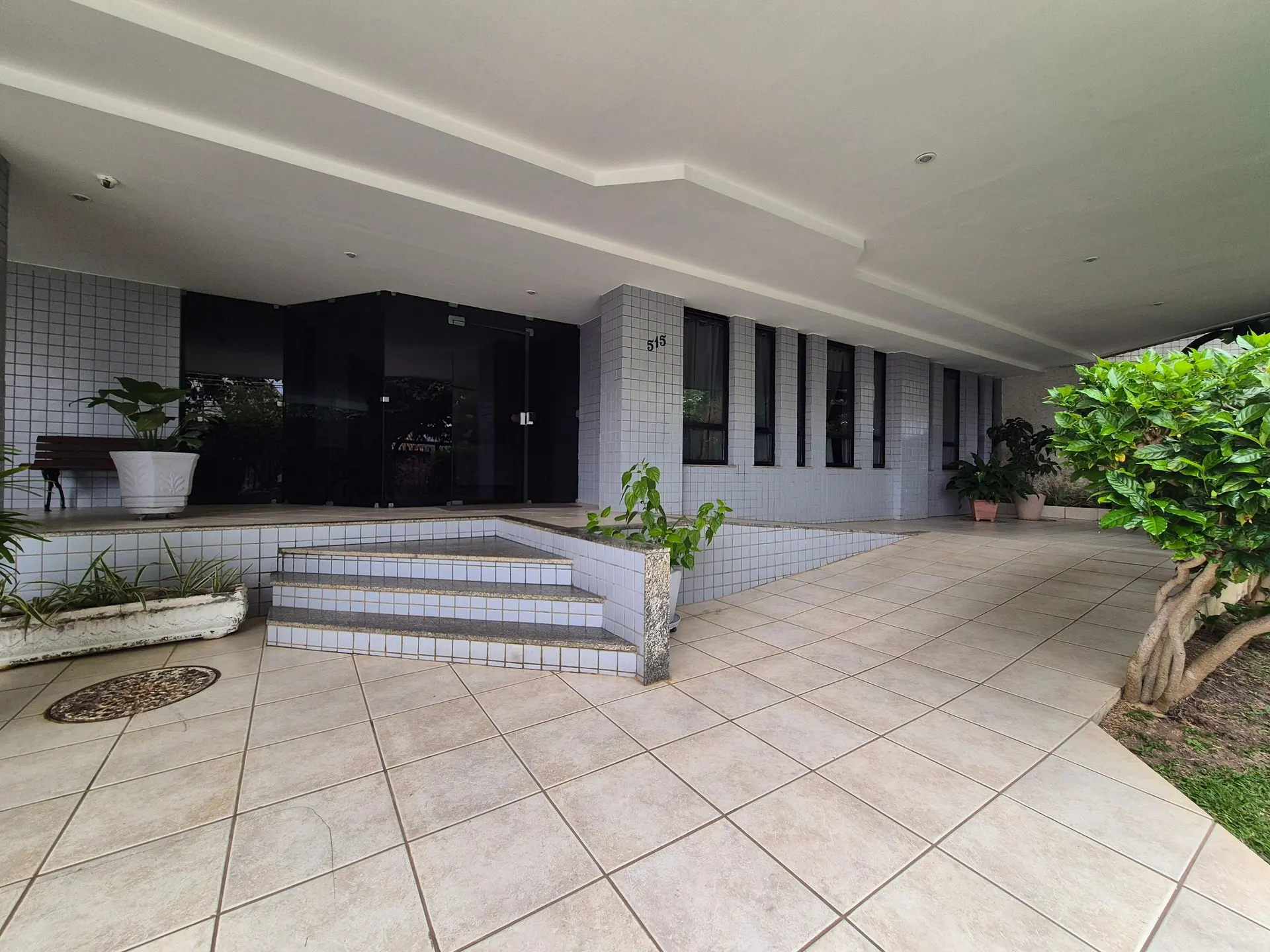 4-bedroom apartment with 3 bathrooms and a balcony — photo 24