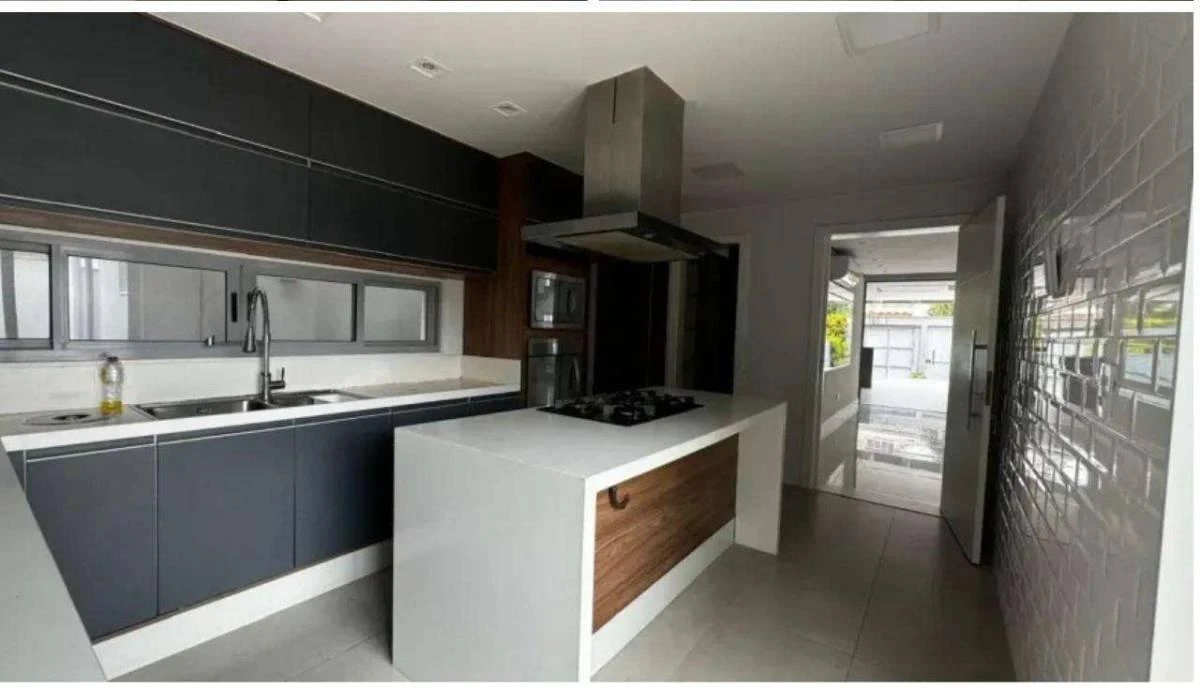 Balcony with a grill in a 3-bedroom house, 300 m² — photo 14