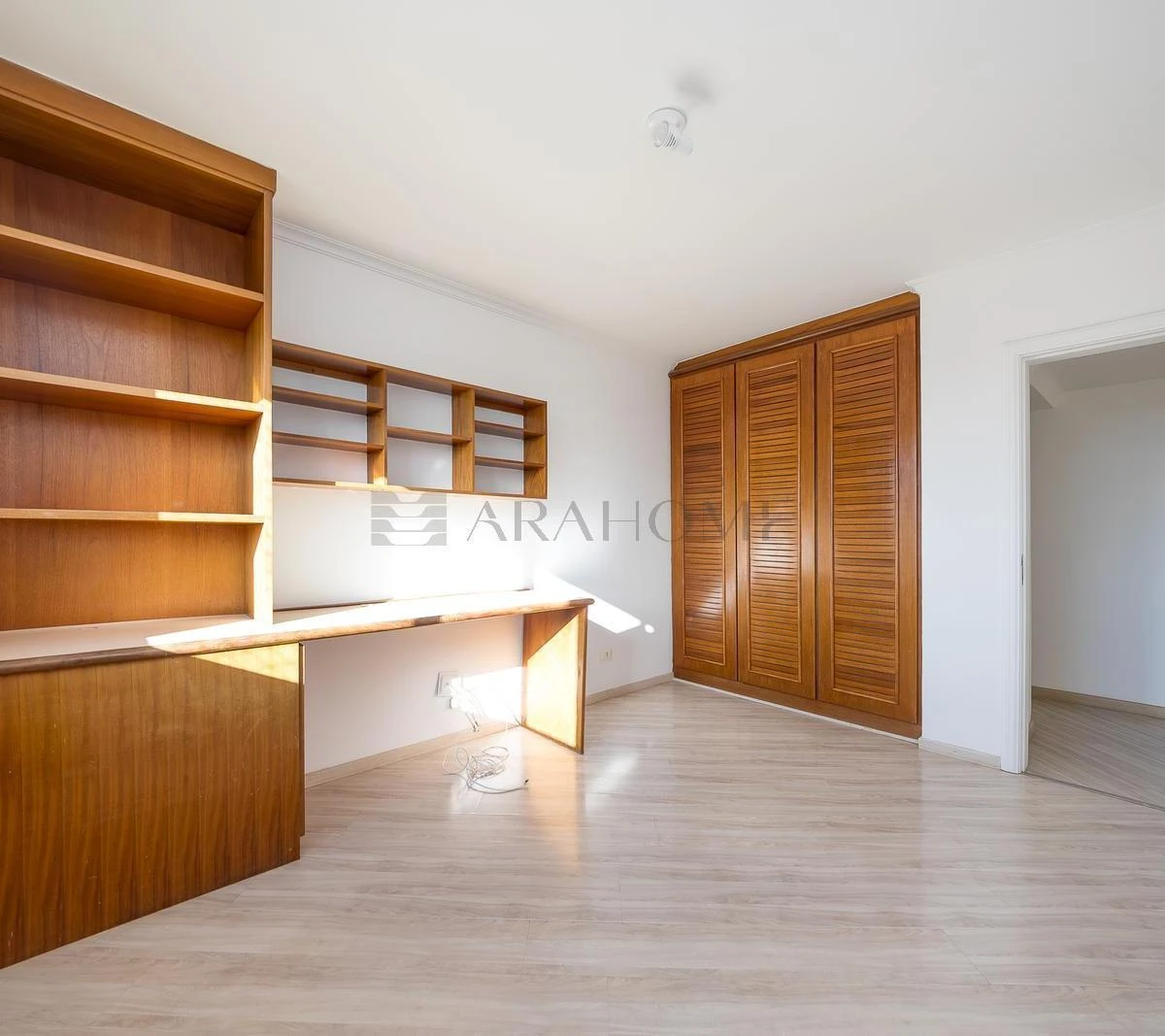 4-bedroom apartment with a bathtub in Curitiba — photo 33