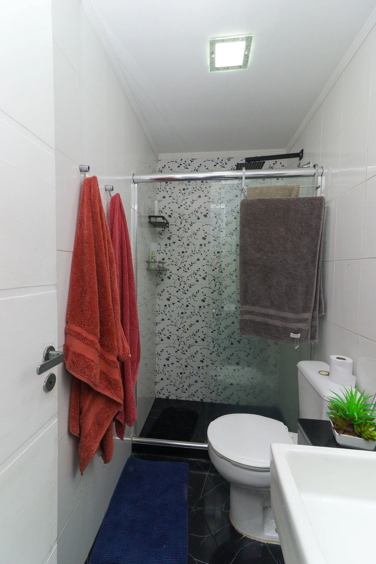 105 m² apartment with a home office and a washing machine — photo 45