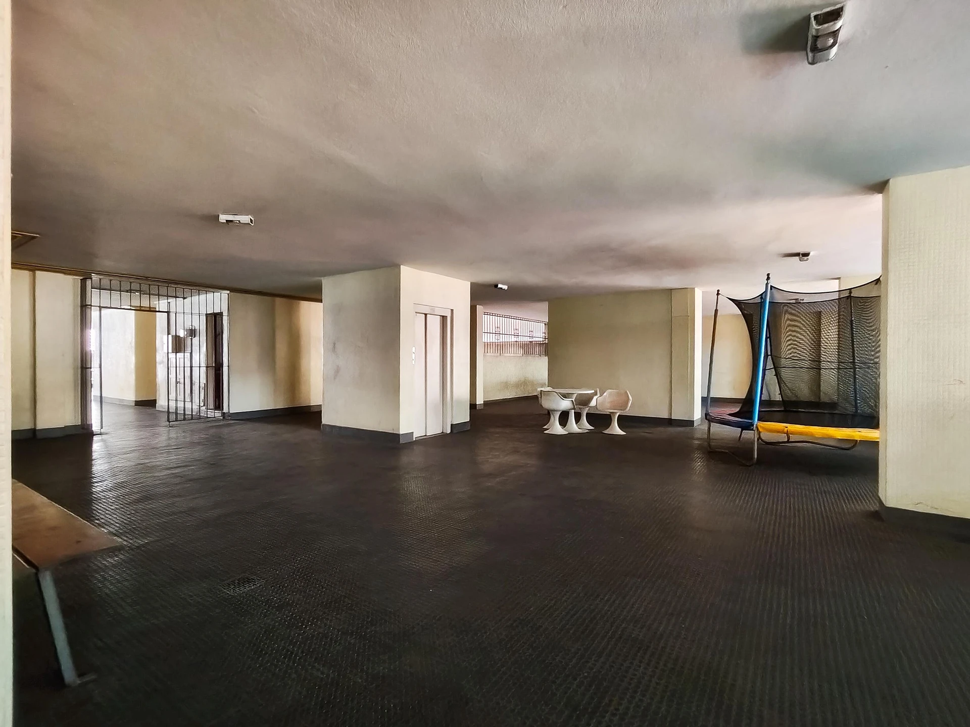 Furnished 4-bedroom apartment with 3 bathrooms — photo 75