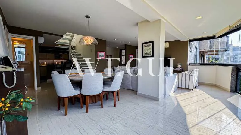 4-bedroom apartment in a building with a pool — photo 18