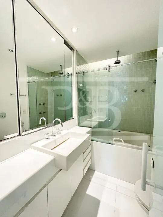 3-bedroom rental apartment with 3 bathrooms and 263 m² — photo 17